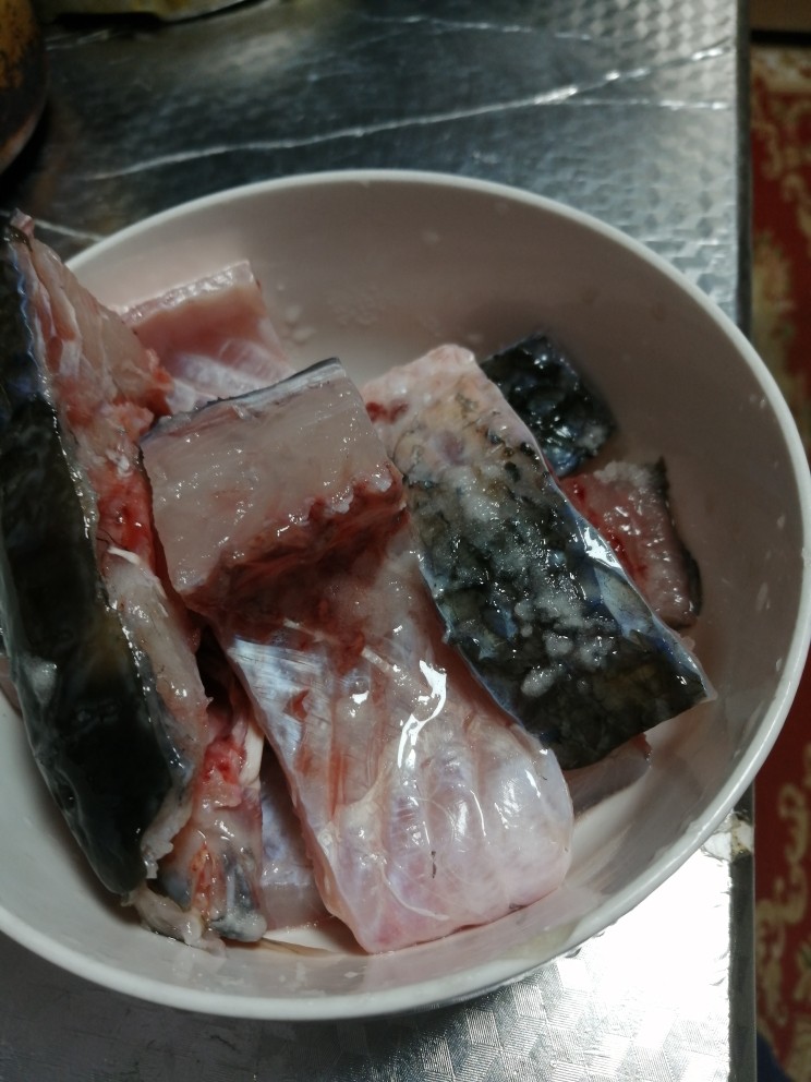 红烧鱼块,将鱼洗干净,切块,然后放盐腌制一个小时。
