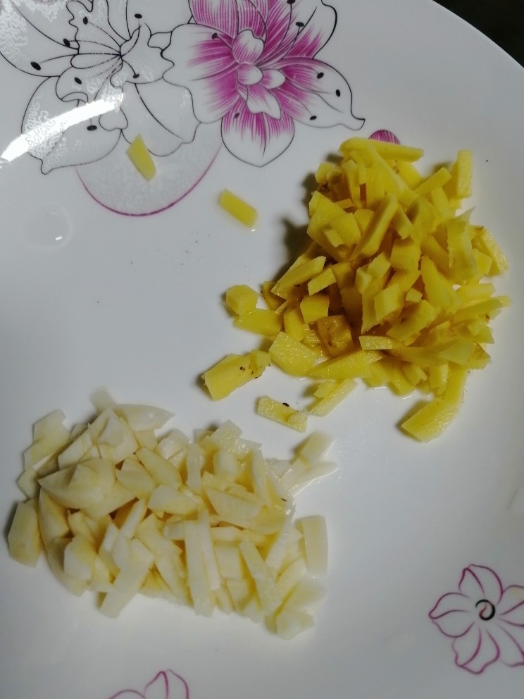 红烧鱼块,将姜洗干净,切好小块
两瓣蒜瓣也切成小块