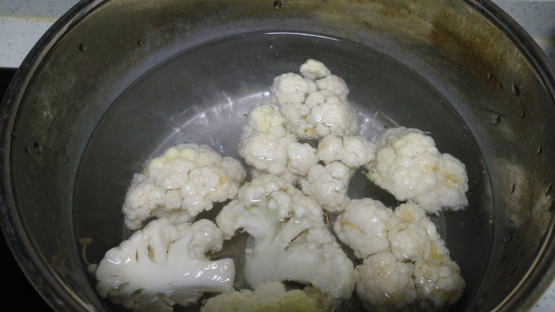豆腐炒西红柿、西兰花、菜花,水开后,放入菜花。