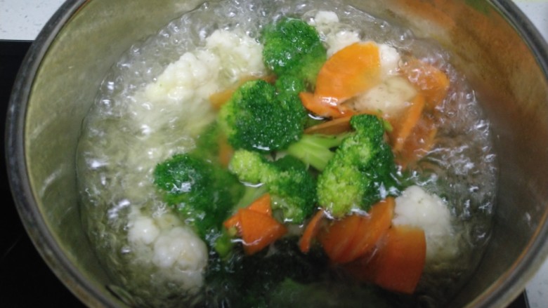 豆腐炒西红柿、西兰花、菜花,待菜花、西兰花断生后,放入胡萝卜焯水30秒。