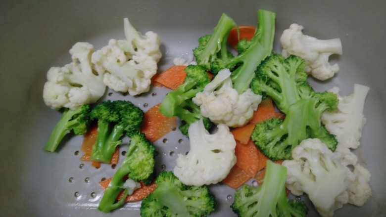 豆腐炒西红柿、西兰花、菜花,捞出,冲洗干净。