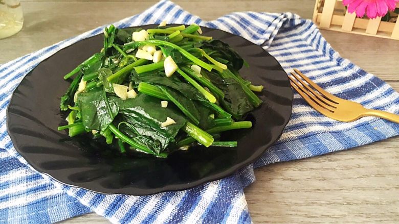 蒜蓉菠菜,出锅,装盘!