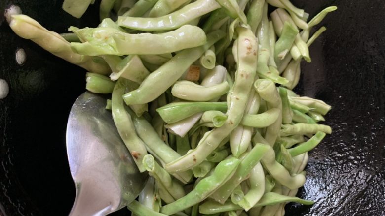蒜香豆角,放豆角