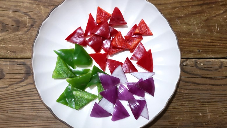 彩椒牛肉粒,彩椒,<a style='color:red;display:inline-block;' href='/shicai/ 29'>洋葱</a>洗净切滚刀片。