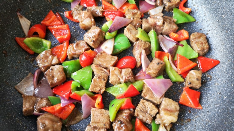 彩椒牛肉粒,翻炒均匀即可。(牛排酱已经味道很足了,我个人口感不用加盐,重口味的小伙伴们可以根据个人口味适量加盐)