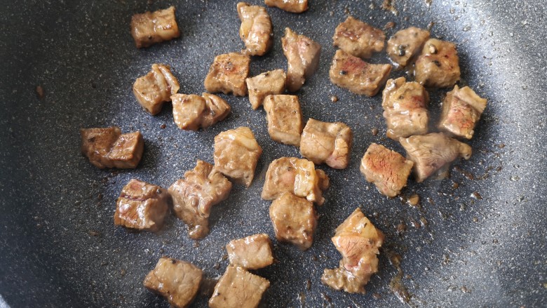 彩椒牛肉粒,大火爆炒2-3分钟,大火能快速封锁住牛肉粒里面的肉汁,让牛肉吃起来口感软嫩多汁。