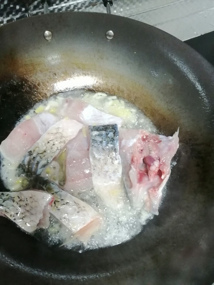 红烧鱼块,倒入鱼块,煎一下鱼块。
两边都要煎下,煎1-2分钟