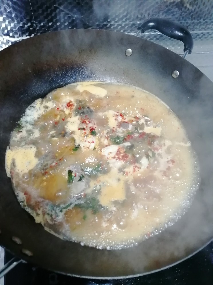 红烧鱼块,加辣椒粉,紫苏和酿造酱油一起煎十秒左右,然后加水一起煮。