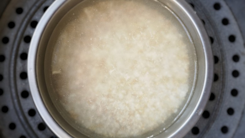 藜麦炒饭,加入比米高出一指节的水,上蒸锅隔水蒸35分钟,蒸熟。(也可直接用电饭煲)