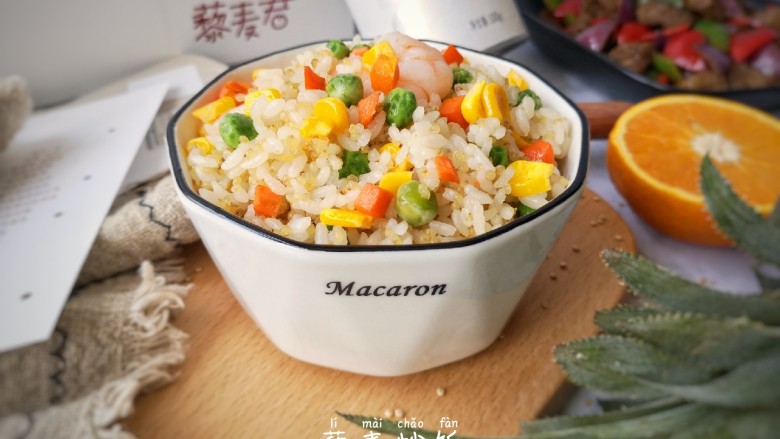 藜麦炒饭,藜麦炒饭营养美味,口感Q弹软糯,散发着淡淡坚果香,搭配各种蔬菜,肉类口感特别丰富。