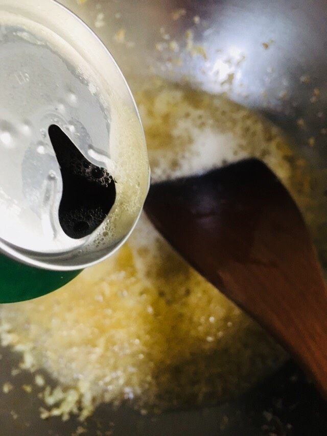 蒜蓉小龙虾,待蒜蓉变成黄色,倒入啤酒