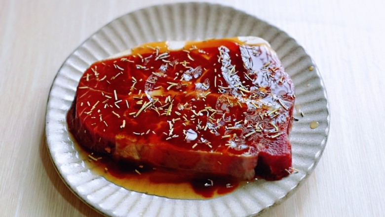 牛排芦笋盖意面,再撒上<a style='color:red;display:inline-block;' href='/shicai/ 832'>迷迭香</a>,腌制20分钟。