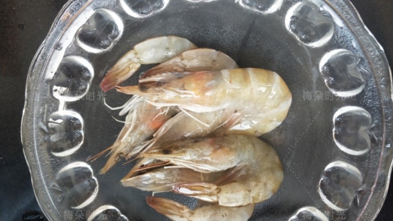 韭菜鸡蛋堡,虾洗干净。去壳,去虾线