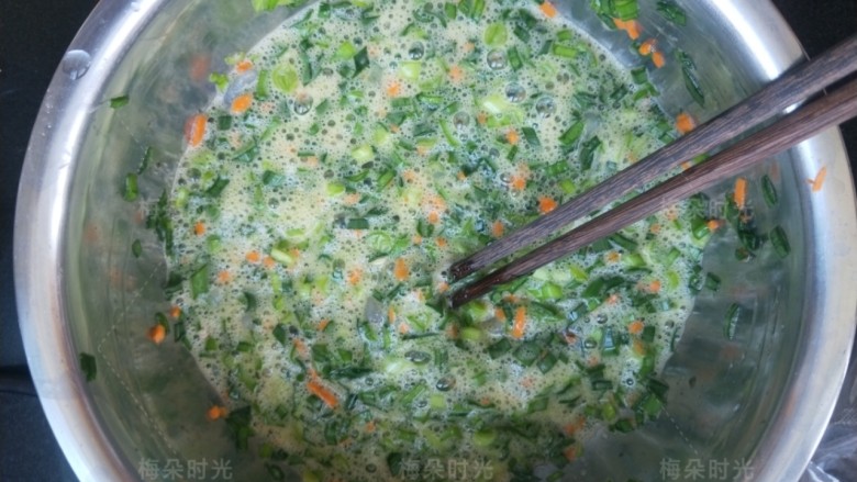 韭菜鸡蛋堡,加少许盐,白胡椒粉,鸡精,搅拌均匀