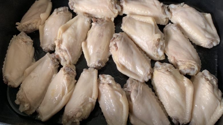 可乐鸡翅,锅中加少许油,下鸡翅煎至两面金黄