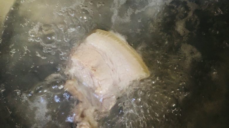 蒜苔炒肉,大火烧开焯一下水,撇开浮末,煮五分钟左右