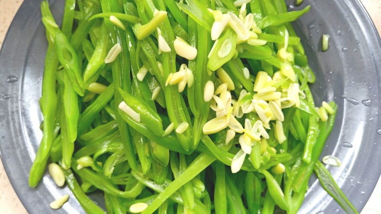 炒扁豆丝,捞出过凉水,控水备用