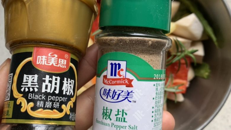 香烤什锦蔬菜,少许黑胡椒,椒盐