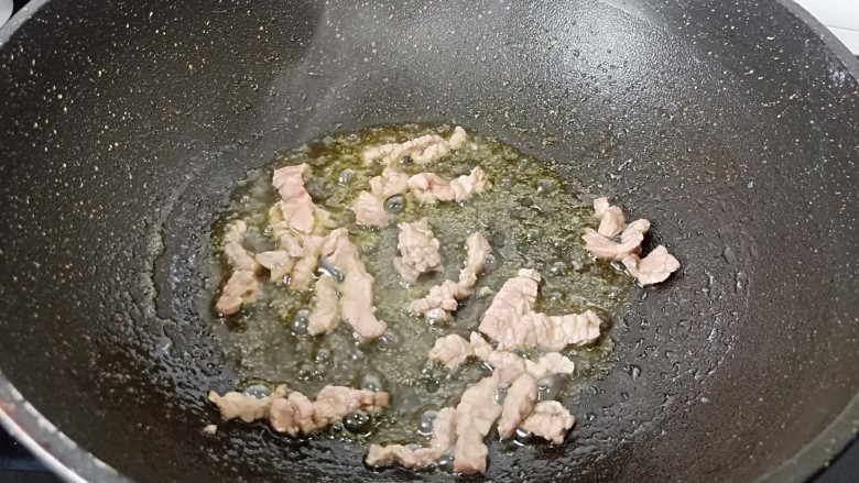 鲜蔬牛肉炒面,锅里加油,大火爆香牛肉丝之变色。