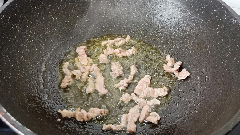 鲜蔬牛肉炒面,锅里加油，大火爆香牛肉丝之变色。