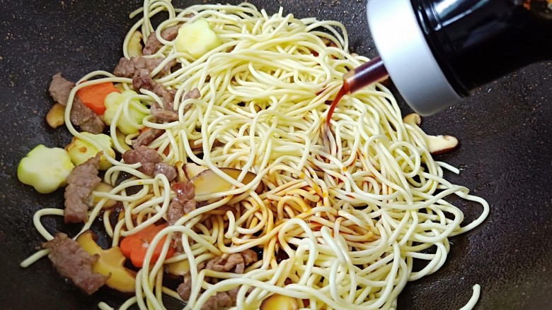 鲜蔬牛肉炒面,加<a style='color:red;display:inline-block;' href='/shicai/ 788'>生抽</a>少许,口味重的可以再加一点盐。