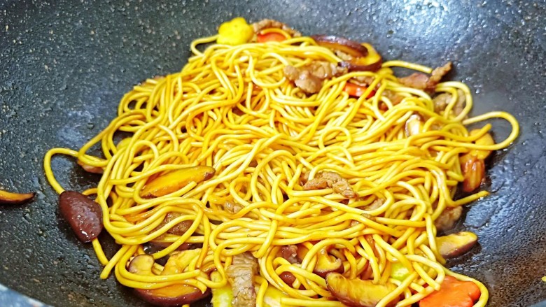 鲜蔬牛肉炒面,快速把生抽跟面条融合在一起,让每根面条都裹上颜色。