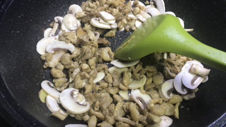 黑椒口蘑鸡腿,锅底只剩油时,转中火放入口蘑。
