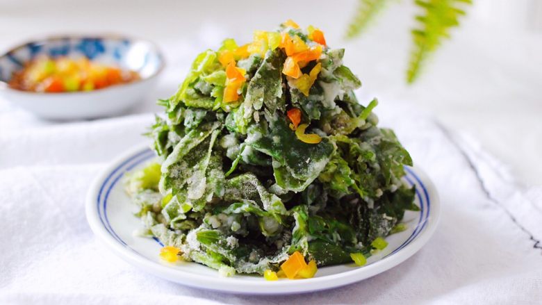 芹菜叶麦饭,盛出来蘸上调料汁,味道棒极了。
