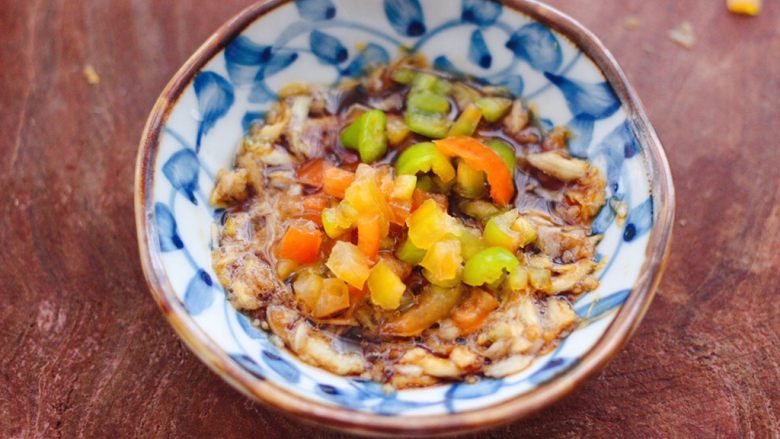 芹菜叶麦饭,最后加入彩椒,搅拌均匀即可。