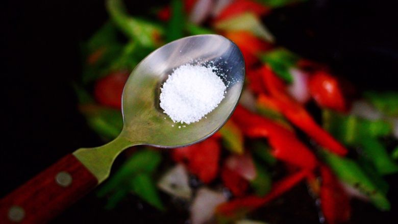 时蔬罗勒炒意面,大火继续翻炒片刻,根据个人口味加入适量的盐调味。