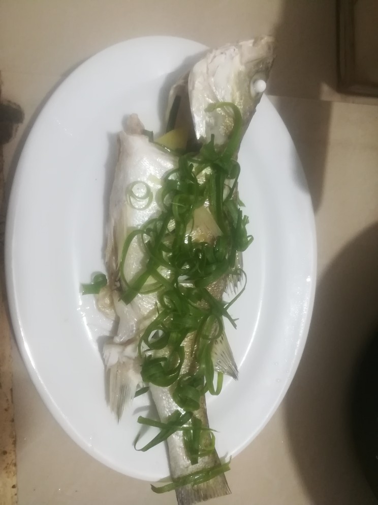 清蒸鲈鱼,蒸完后去掉鱼身上的姜丝，撒上新鲜的葱丝，热油淋鱼身上