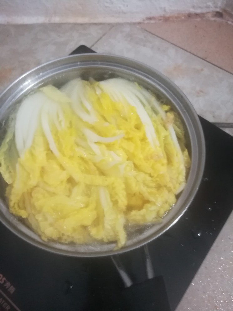 粉丝娃娃菜,将切好的娃娃菜入锅焯水,放少许油和盐