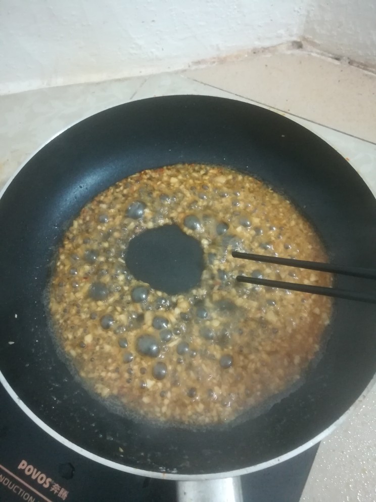 粉丝娃娃菜,热油倒入蒜蓉,少许<a style='color:red;display:inline-block;' href='/shicai/ 692'>酱油</a>,淀粉,鸡粉,盐翻炒,完成后倒到粉丝上,然后放进微波炉热三分钟