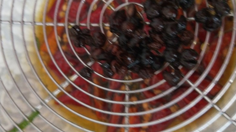 凉拌野扫帚苗,在放入小米辣,热花椒油烧在<a style='color:red;display:inline-block;' href='/shicai/ 82'>小米椒</a>上。