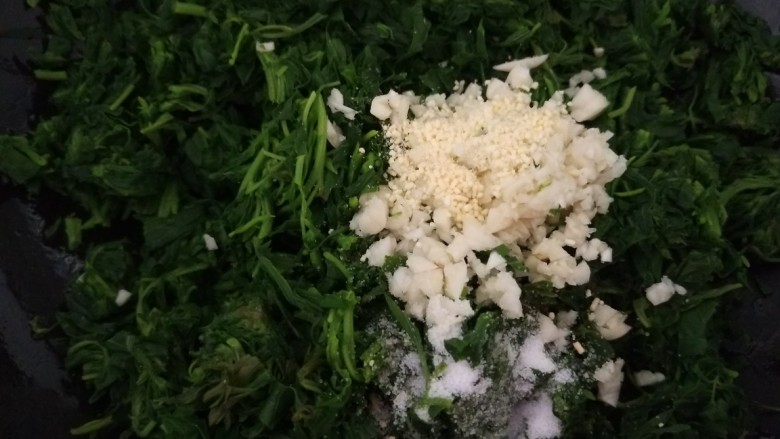 凉拌野扫帚苗,加入蒜末,盐。鸡精。浇入花椒辣椒油。