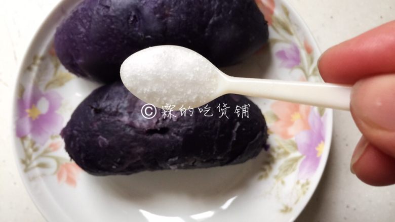 焗烤紫土豆鸡蛋,趁土豆还有点热的时候,加盐。