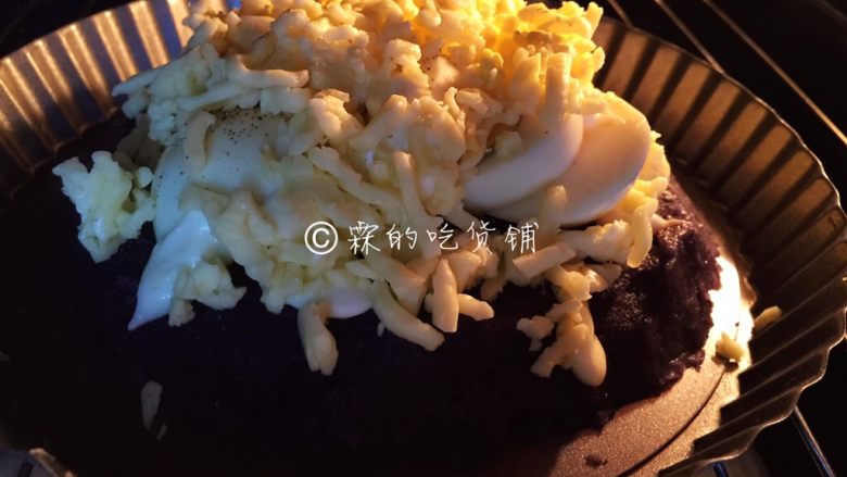 焗烤紫土豆鸡蛋,烤箱200度,烤至芝士上色、融化,大约3分钟左右。