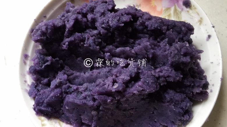 焗烤紫土豆鸡蛋,把土豆压成泥,顺带着把盐也拌匀了。