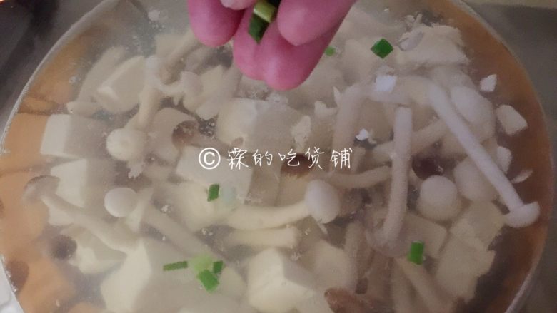 花蛤豆腐菇菇汤,撒上葱花,然后就可以关火了。