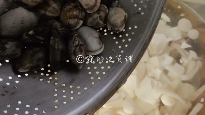 花蛤豆腐菇菇汤,再次煮开后,把花蛤放入。