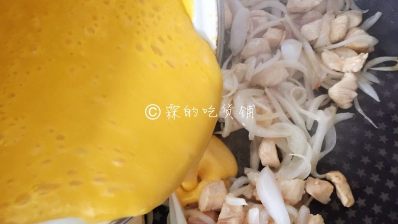 奶油南瓜汁鸡胸意面,等鸡丁开始变色,就可以把南瓜汁倒进去了。