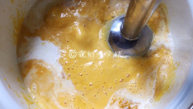 奶油南瓜汁鸡胸意面,搅打成奶油南瓜汁,备用。