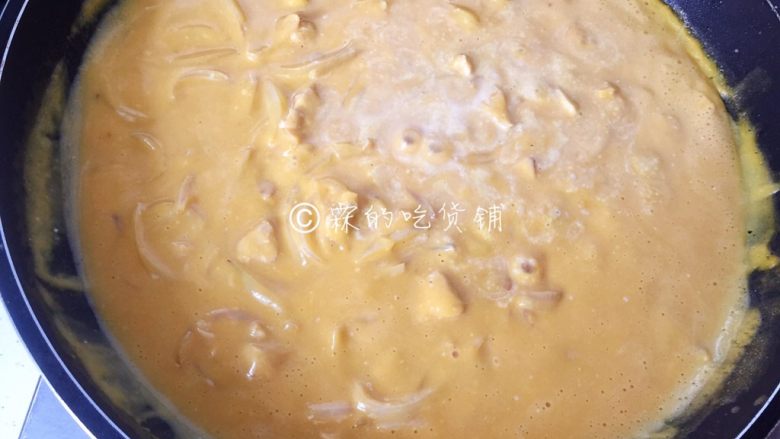 奶油南瓜汁鸡胸意面,煮开后转中小火再煮一会,酱汁会慢慢变得浓稠。