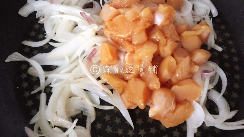 奶油南瓜汁鸡胸意面,洋葱煸香后,放入鸡丁,翻炒。