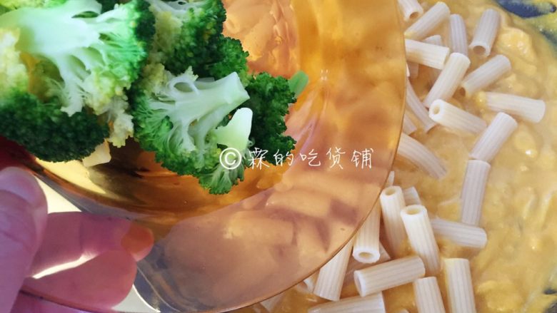 奶油南瓜汁鸡胸意面,随后把煮好的意面和西兰花放入。