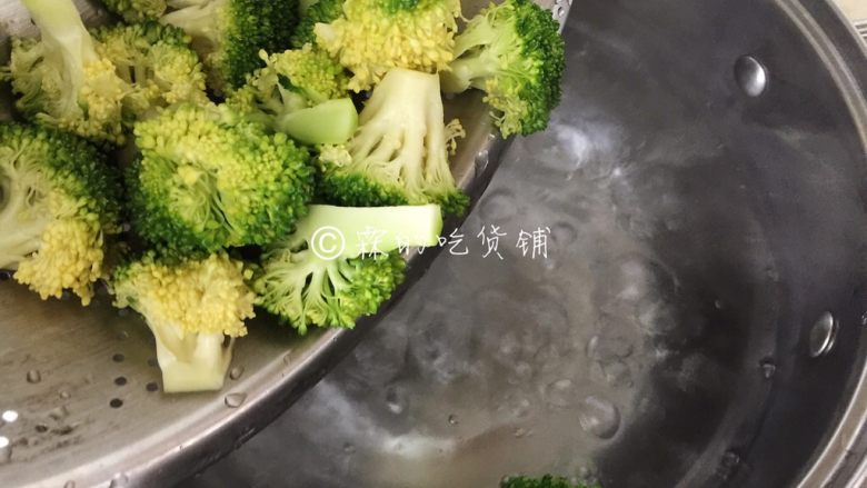 奶油南瓜汁鸡胸意面,西兰花掰成小朵后洗净，随后开水里汆烫一下。