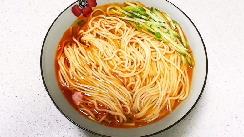 鹌鹑蛋肉末清汤面,加入另一半黄瓜丝