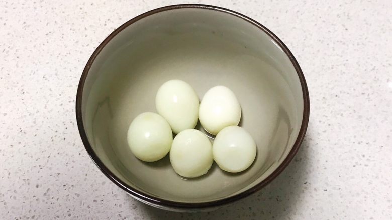 鹌鹑蛋肉末清汤面,把鹌鹑蛋捞出来用冷水过凉,剥皮后备用