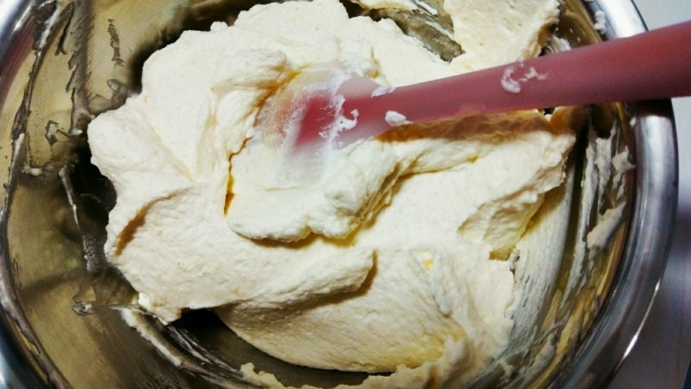 提拉米苏,打发<a style='color:red;display:inline-block;' href='/shicai/ 8197'>淡奶油</a>,湿性就行,我打的太干了,就成图这样的粘稠状了,然后加马斯卡布尼,混合均匀