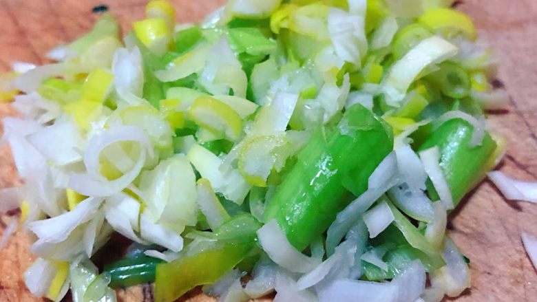 猪头肉菠菜粥,葱洗净切成小粒状